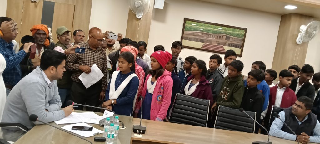 डीईओ का निरीक्षण सिर्फ दिखावा ? बच्चों का आरोप- शिकायत के बाद भी समस्याएं जस की तस